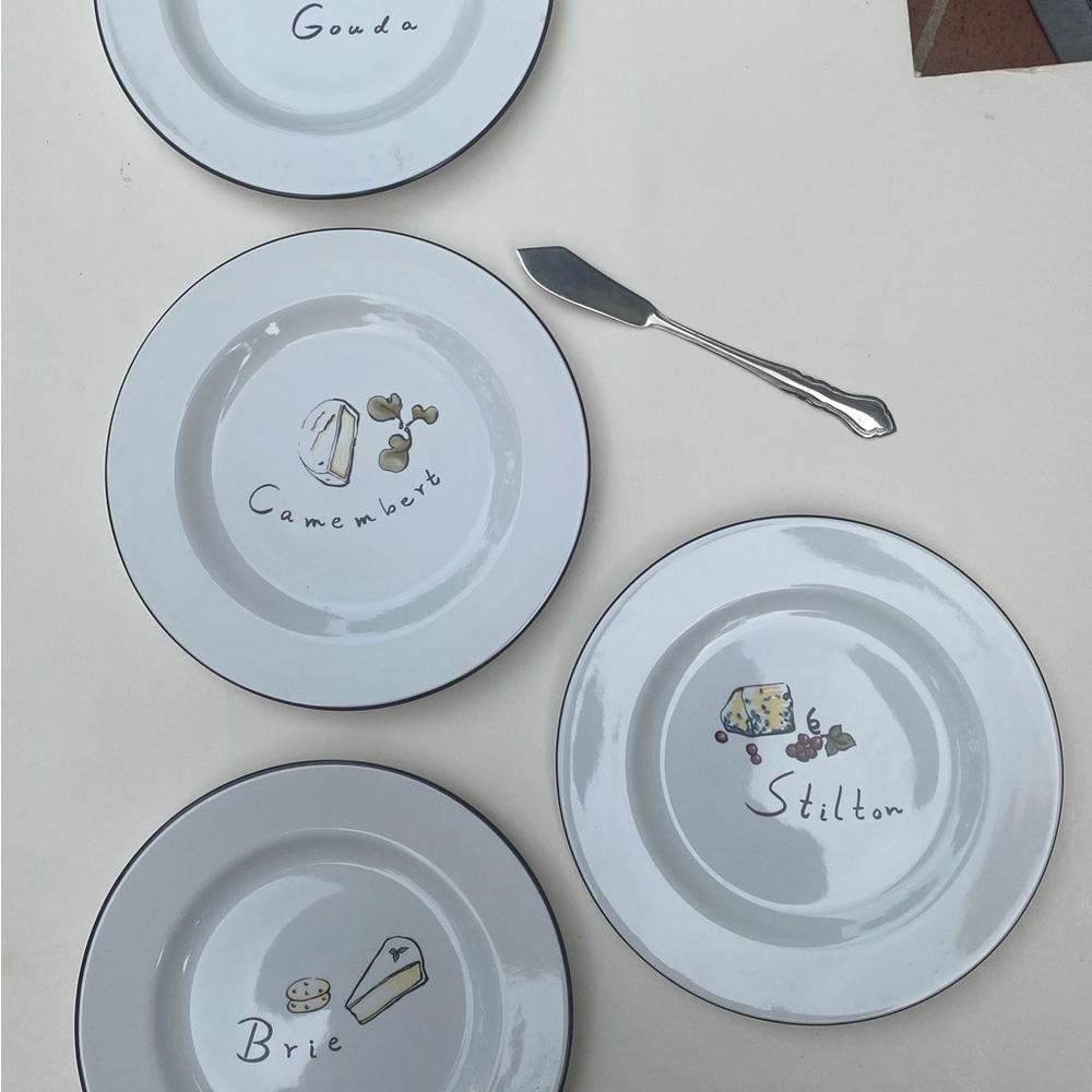 Set of 4 Pottery Barn Cheese 🧀🧀- Appetizer PLATES with Spreader
